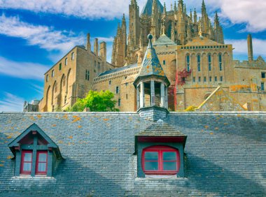 Bulutlu bir günde Fransız Britanyasında Aziz Michael Dağı