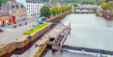 Bulutlu bir günde taş evleriyle şatoulin. Fransa 'nın Brittany kentinde yer almaktadır..