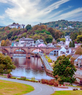 Bulutlu bir günde taş evleriyle şatoulin. Fransa 'nın Brittany kentinde yer almaktadır..