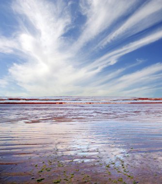Bulutlu bir günde Normandiya kıyısı