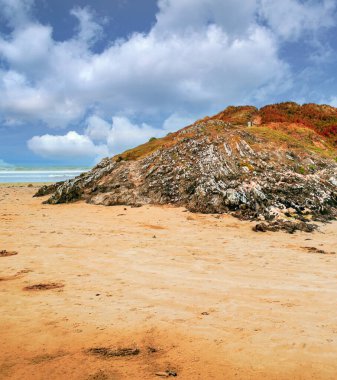 Bulutlu bir günde Normandiya kıyısı