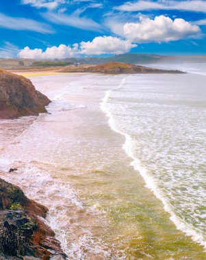 Bulutlu bir günde Normandiya kıyısı