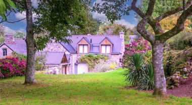 Güneşli bir günde Fransa 'nın kuzeyinde bir köy