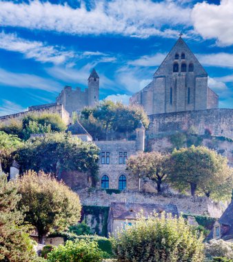 Fransa 'nın güneyindeki taştan evleriyle güneşli bir günde ortaçağ köyü Aquitaine' de.