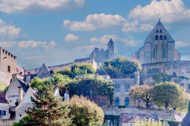 Fransa 'nın güneyindeki taştan evleriyle güneşli bir günde ortaçağ köyü Aquitaine' de.