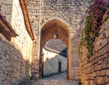 Fransa 'nın güneyindeki taştan evleriyle güneşli bir günde ortaçağ köyü Aquitaine' de.