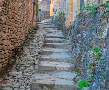 Fransa 'nın güneyindeki taştan evleriyle güneşli bir günde ortaçağ köyü Aquitaine' de.