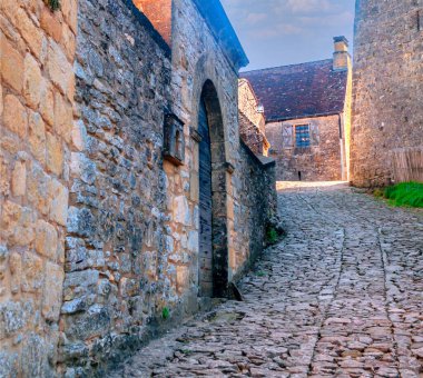 Fransa 'nın güneyindeki taştan evleriyle güneşli bir günde ortaçağ köyü Aquitaine' de.