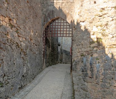 Fransa 'nın güneyindeki taştan evleriyle güneşli bir günde ortaçağ köyü Aquitaine' de.