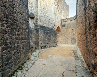 Fransa 'nın güneyindeki taştan evleriyle güneşli bir günde ortaçağ köyü Aquitaine' de.