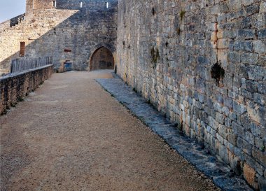 Fransa 'nın güneyindeki taştan evleriyle güneşli bir günde ortaçağ köyü Aquitaine' de.