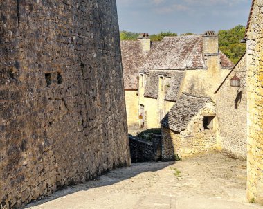 Fransa 'nın güneyindeki taştan evleriyle güneşli bir günde ortaçağ köyü Aquitaine' de.