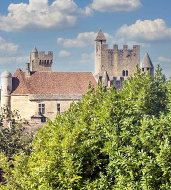 Fransa 'nın güneyindeki taştan evleriyle güneşli bir günde ortaçağ köyü Aquitaine' de.