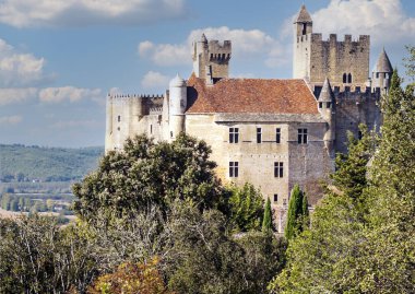 Fransa 'nın güneyindeki taştan evleriyle güneşli bir günde ortaçağ köyü Aquitaine' de.