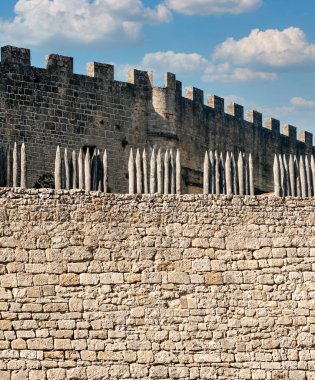 Fransa 'nın güneyindeki taştan evleriyle güneşli bir günde ortaçağ köyü Aquitaine' de.