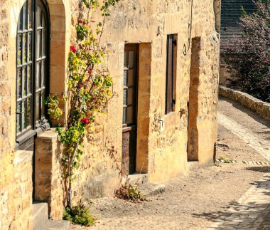 Fransa 'nın güneyindeki taştan evleriyle güneşli bir günde ortaçağ köyü Aquitaine' de.