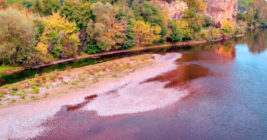 Fransa 'nın güneyindeki Aquitaine nehri bulutlu bir günde.