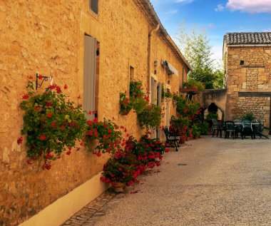 Fransa 'nın güneyindeki taştan evleriyle güneşli bir günde ortaçağ köyü Aquitaine' de.