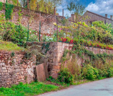Fransa 'nın güneyindeki taştan evleriyle güneşli bir günde ortaçağ köyü Aquitaine' de.