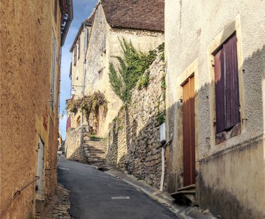 Fransa 'nın güneyindeki taştan evleriyle güneşli bir günde ortaçağ köyü Aquitaine' de.