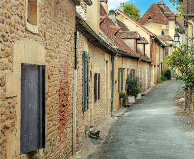 Fransa 'nın güneyindeki taştan evleriyle güneşli bir günde ortaçağ köyü Aquitaine' de.