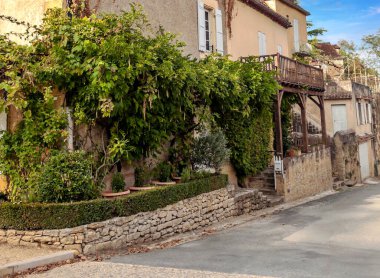 Fransa 'nın güneyinde bulutlu bir günde taştan evleri olan ortaçağ köyü Aquitaine.
