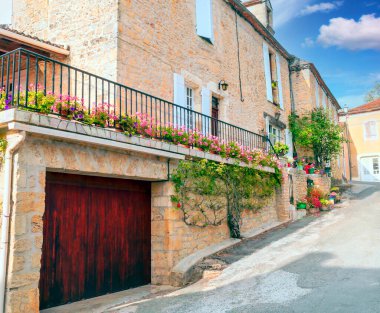 Fransa 'nın güneyindeki taştan evleriyle güneşli bir günde ortaçağ köyü Aquitaine' de.