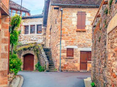 Fransa 'nın güneyindeki taştan evleriyle güneşli bir günde ortaçağ köyü Aquitaine' de.