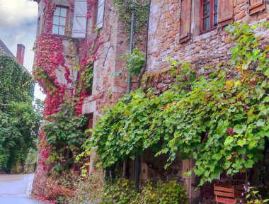 Fransa 'nın güneyindeki taştan evleriyle güneşli bir günde ortaçağ köyü Aquitaine' de.