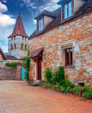 Fransa 'nın güneyindeki taştan evleriyle güneşli bir günde ortaçağ köyü Aquitaine' de.