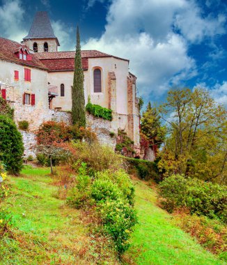 Fransa 'nın güneyindeki taştan evleriyle güneşli bir günde ortaçağ köyü Aquitaine' de.