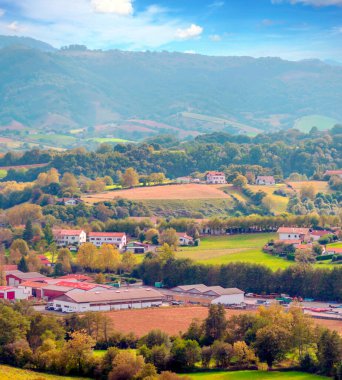 Fransa 'nın güneyindeki kırsal Ainhoa köyü bulutlu bir günde.
