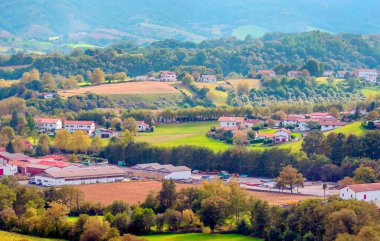Fransa 'nın güneyindeki kırsal Ainhoa köyü bulutlu bir günde.
