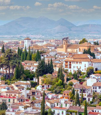 Bulutlu bir günde Granada 'daki Alhambra' nın hava manzarası.