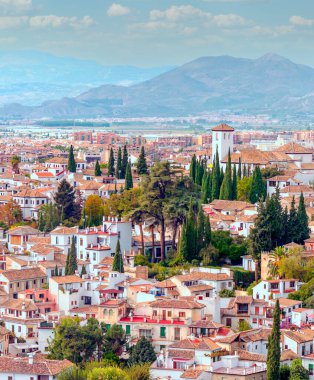 Bulutlu bir günde Granada 'daki Alhambra' nın hava manzarası.