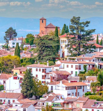 Bulutlu bir günde Granada 'daki Alhambra' nın hava manzarası.