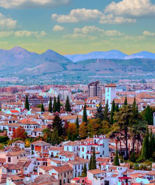 Bulutlu bir günde Granada 'daki Alhambra' nın hava manzarası.