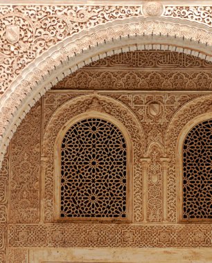 Granada 'daki Alhambra' da aslanların avlusunda mimari detaylarla birlikte..