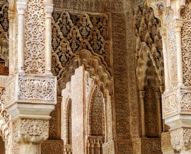 Granada 'daki Alhambra' da aslanların avlusunda mimari detaylarla birlikte..