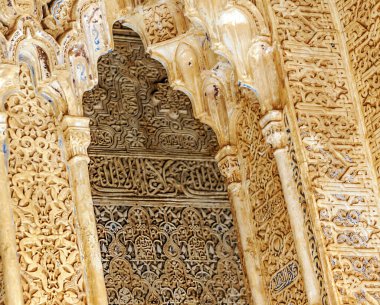 Granada 'daki Alhambra' da aslanların avlusunda mimari detaylarla birlikte..