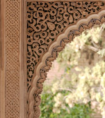 Granada 'daki Alhambra' da aslanların avlusunda mimari detaylarla birlikte..