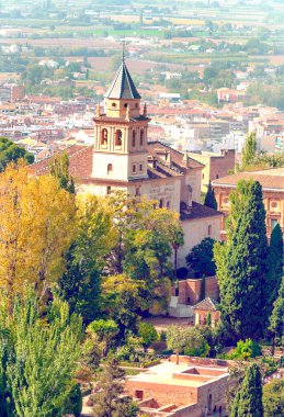 Bulutlu bir günde Granada 'daki Alhambra' nın hava manzarası.