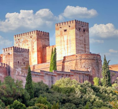 Bulutlu bir günde Granada 'daki Alhambra' nın hava manzarası.