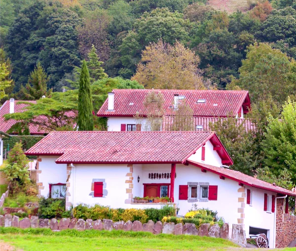 Αγροτικό Χωριό Ainhoa Στη Νότια Γαλλία Μια Συννεφιασμένη Ημέρα — Φωτογραφία Αρχείου