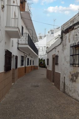 İspanya 'nın güneyindeki kıyıya yakın bir İspanyol köyünde baharda beyaz evler