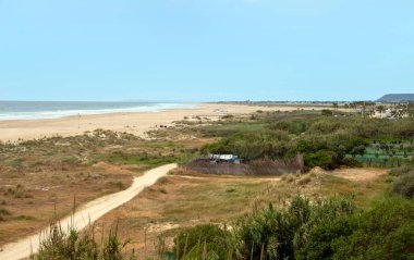 İspanya 'nın güneyindeki Conil de la Frontera sahillerinde bulutlu bir günde kumsal