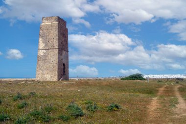 İspanya 'nın güneyindeki kıyıya yakın bir İspanyol köyünde baharda beyaz evler