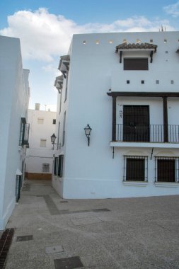 İspanya 'nın güneyindeki kıyıya yakın bir İspanyol köyünde baharda beyaz evler