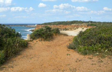 İspanya 'nın güneyindeki Conil de la Frontera sahillerinde bulutlu bir günde kumsal