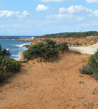 İspanya 'nın güneyindeki Conil de la Frontera sahillerinde bulutlu bir günde kumsal
